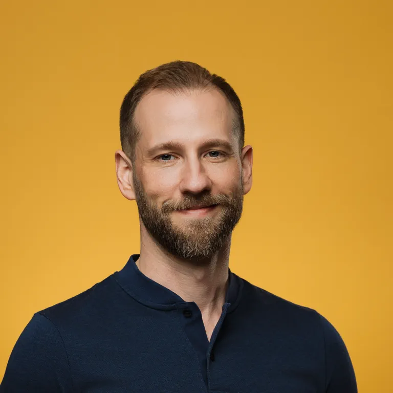 Linkedin profilbild gelber hintergrund.webp